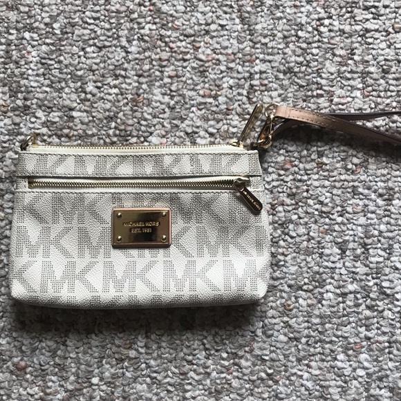Michael Kors Handbags - Michael Kors wristlet